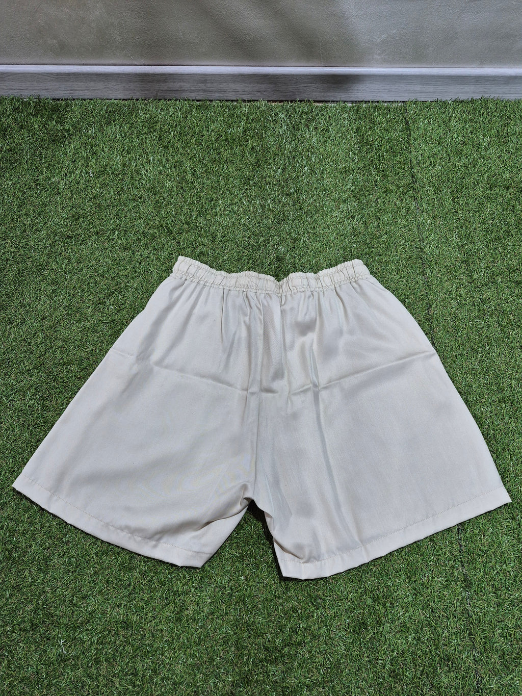 Essential Minimal Shorts Beige -            Disponibile solo in XXL