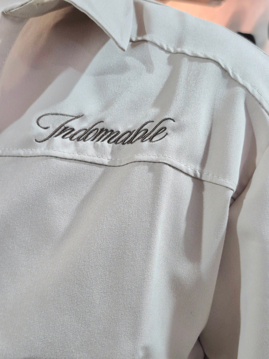Coordinato Oversize Camicia + Shorts Ricamo Indomable- Beige / Ricamo Marrone