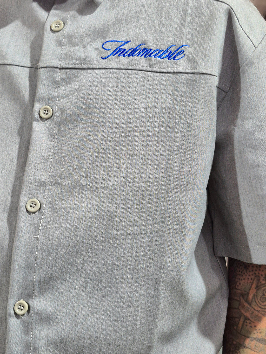 Coordinato Oversize Camicia + Shorts Ricamo Indomable- Grigio / Ricamo Blu Elettrico