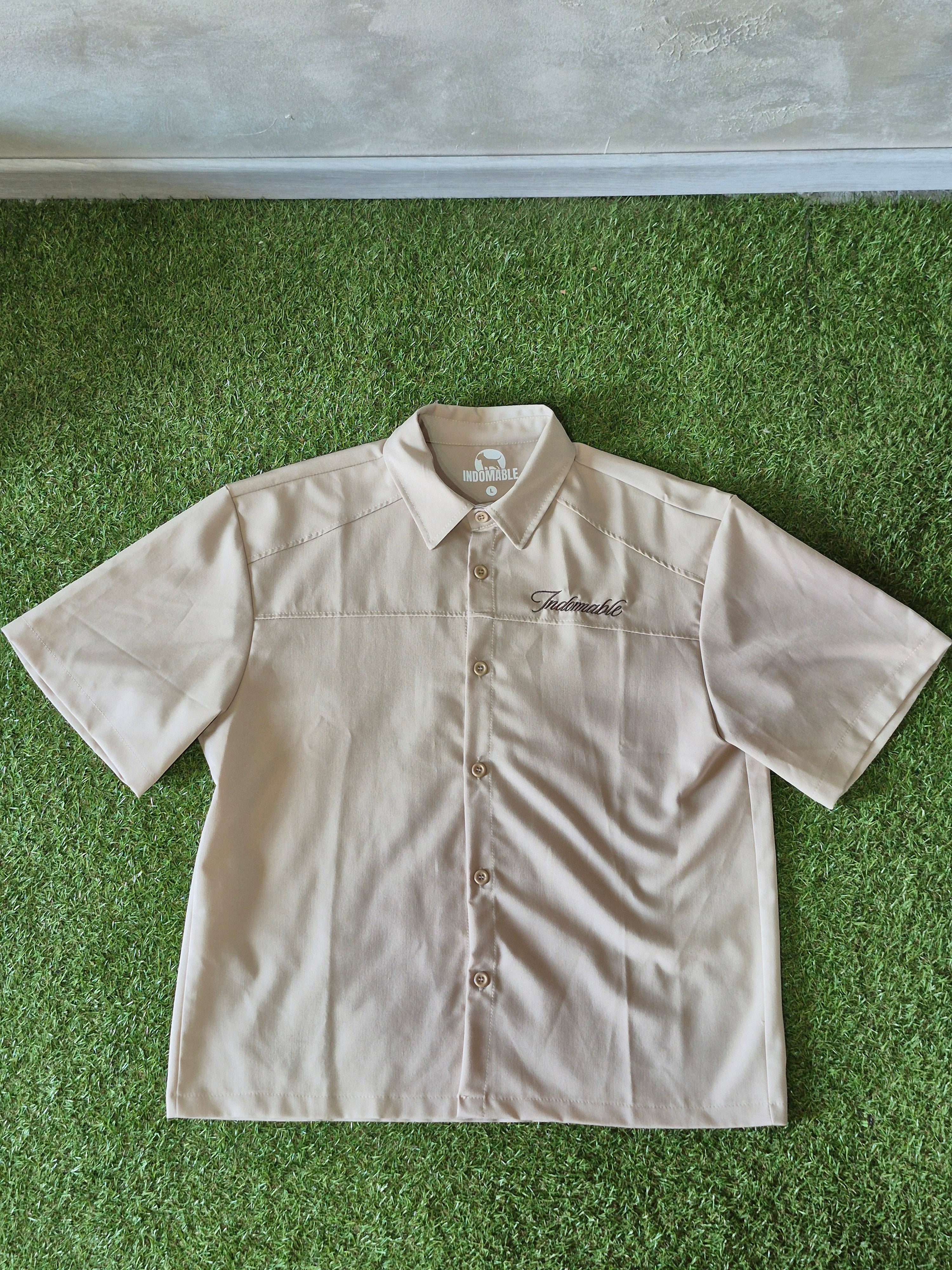 Camicia Manica Corta Indomable – Beige / Ricamo Marrone