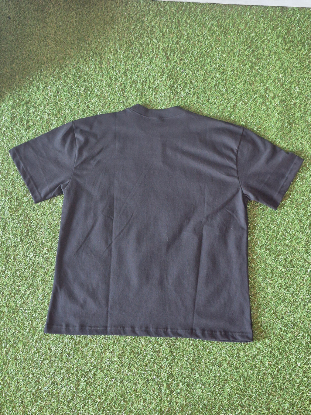 T-Shirt Oversize Emotion Graphic con Borchie – Bianca/Nera