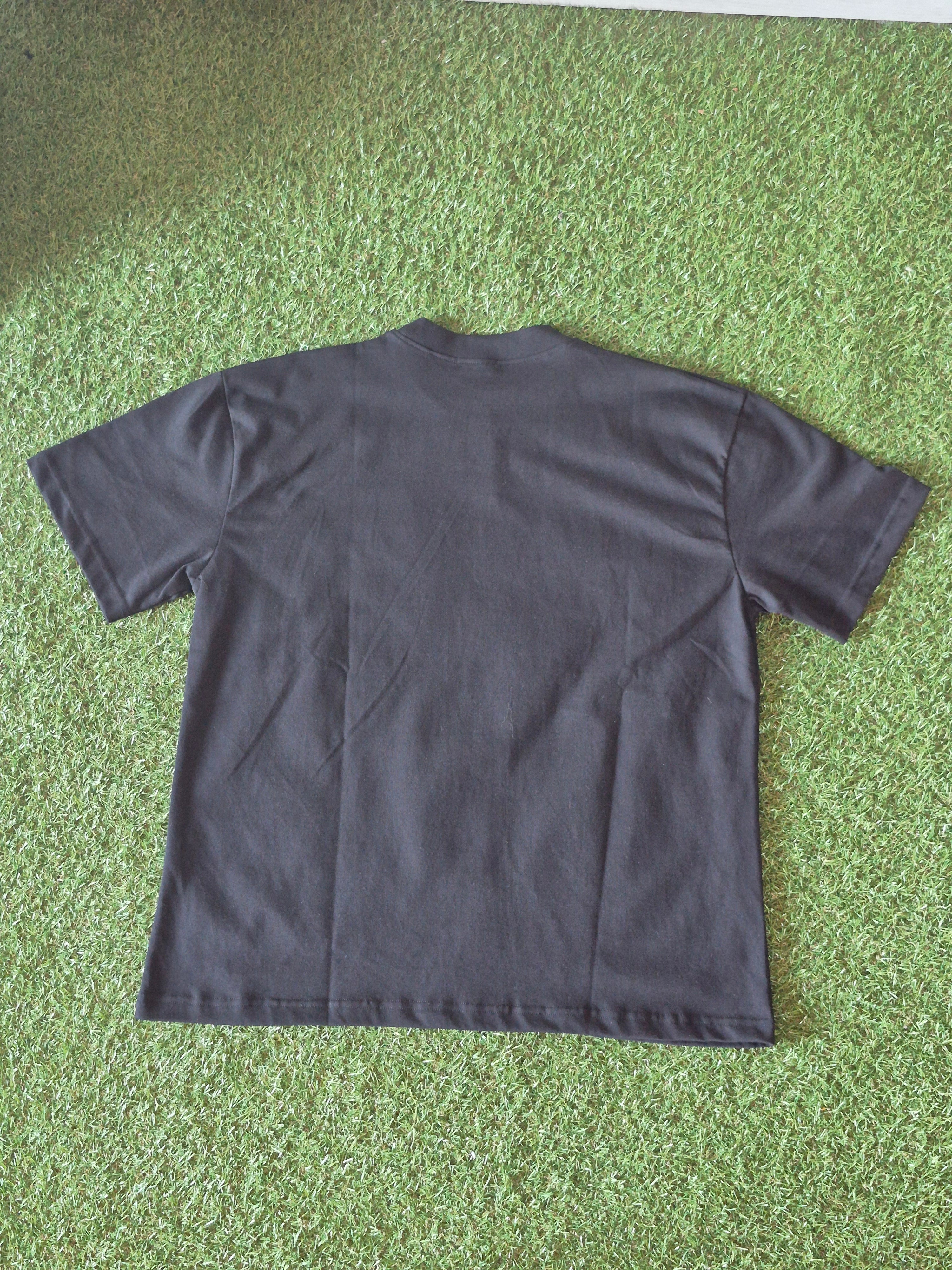 T-Shirt Oversize Emotion Graphic con Borchie – Bianca/Nera