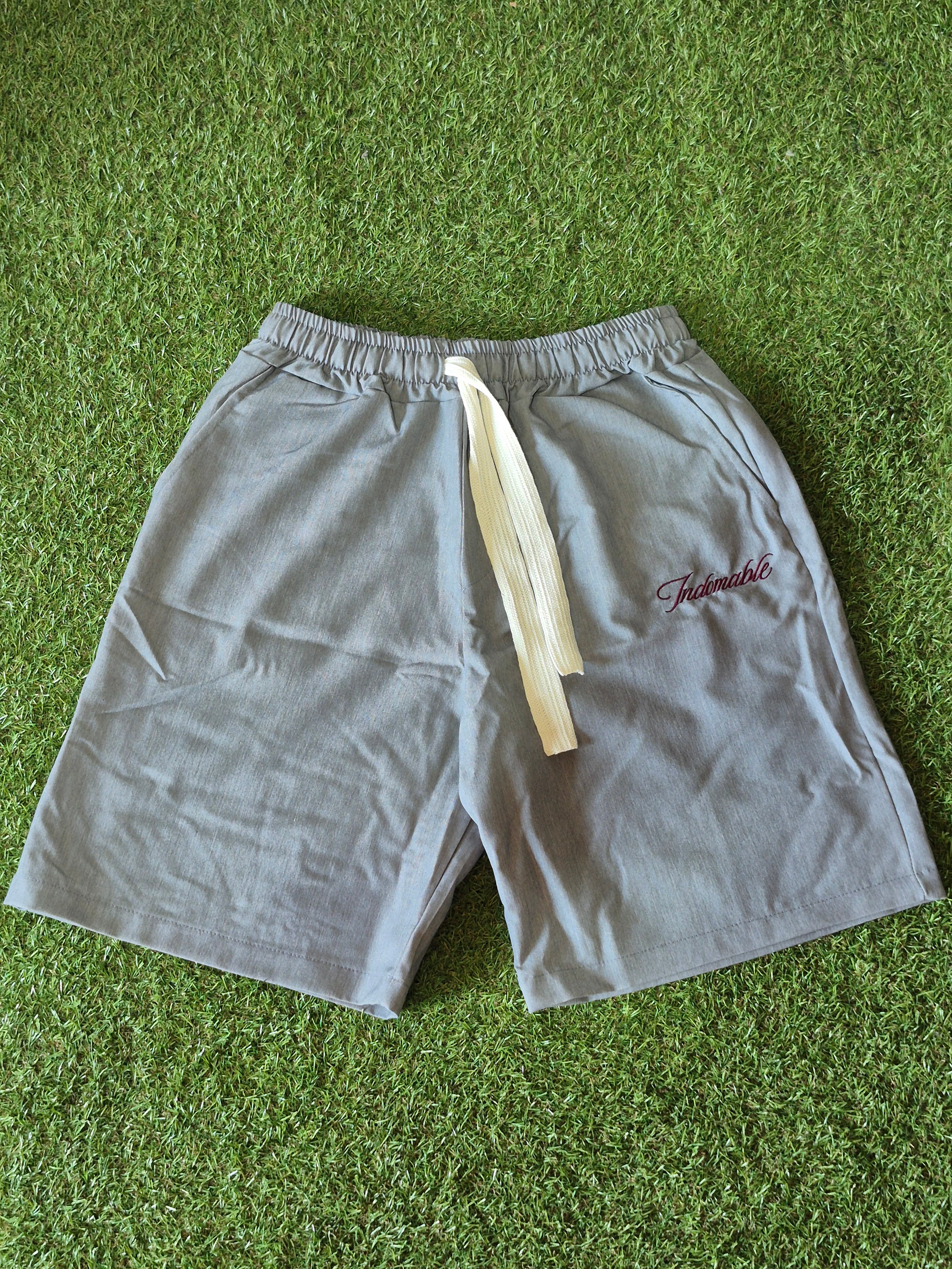 Shorts Indomable – Grigio / Ricamo Bordeaux