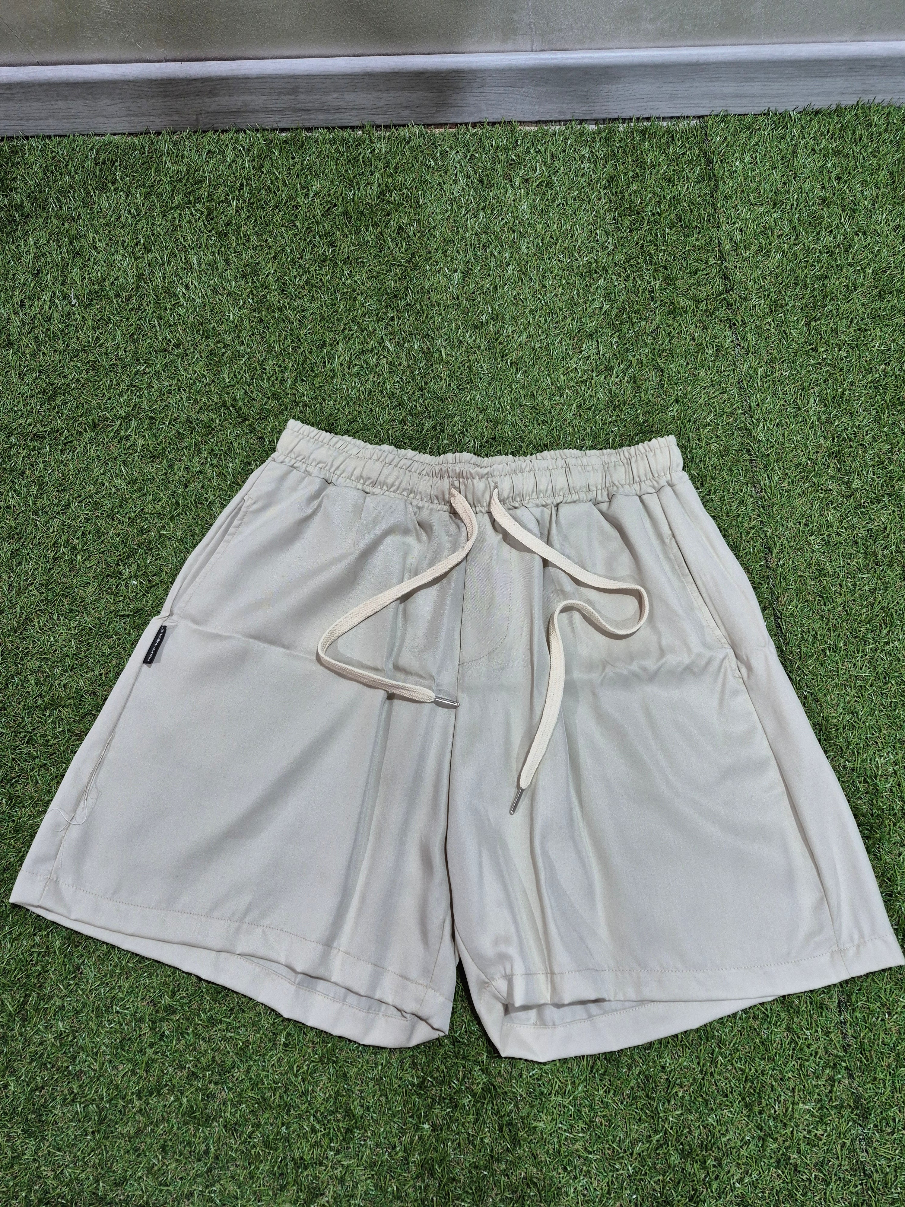Essential Minimal Shorts Beige -            Disponibile solo in XXL