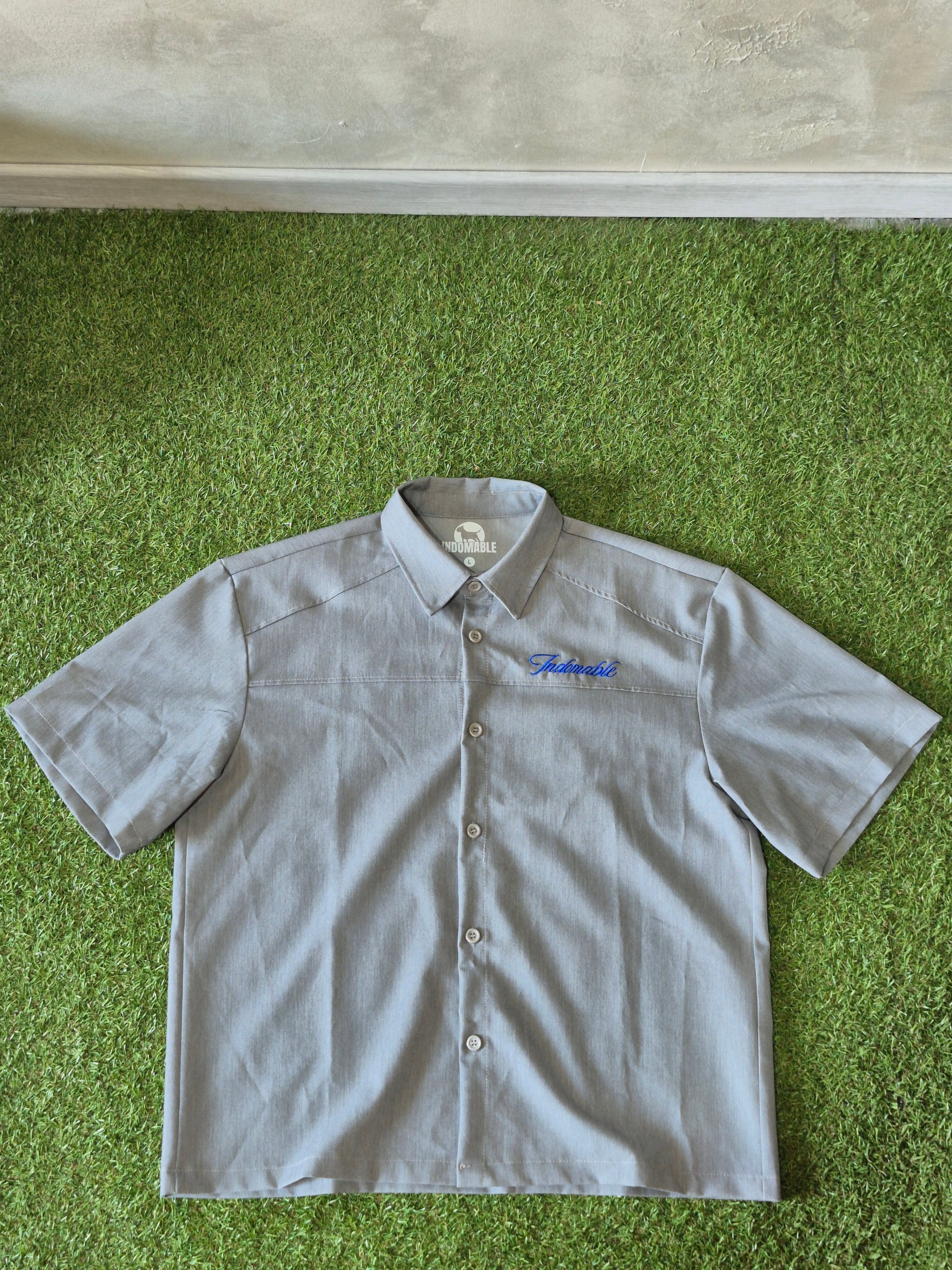 Camicia Manica Corta Indomable – Grigio / Ricamo Blu