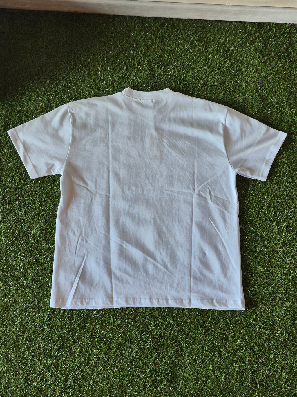 T-Shirt Oversize Emotion Graphic con Borchie – Bianca/Nera